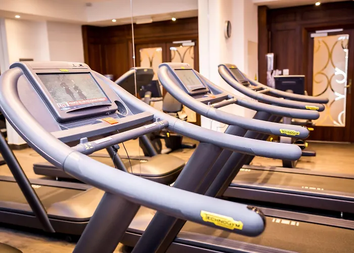 Отель Corinthia