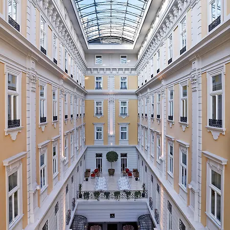 Otel Corinthia